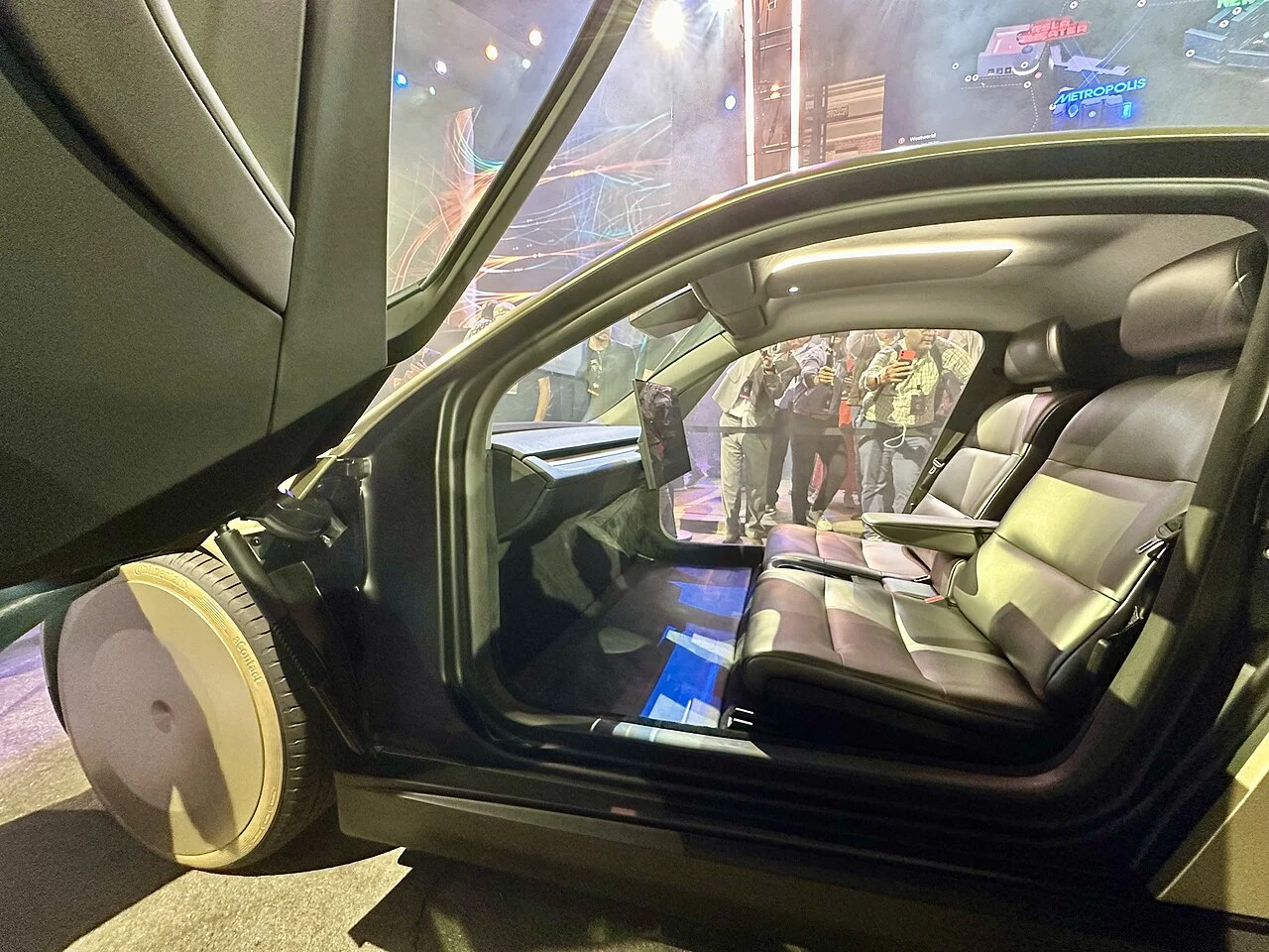 Tesla unveils its Robotaxi and a new chapter for autonomous driving — detail
